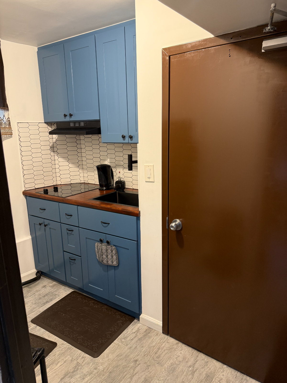 Comfortable Mid-Term Studio With Easy Commute And Utilities Included - Photo 10