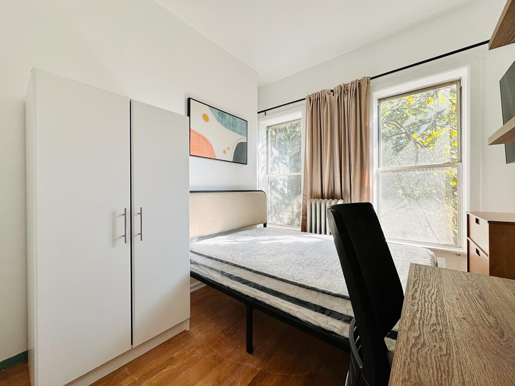 Bright bedroom with high ceiling in Bedstuy, 599 - Photo 1