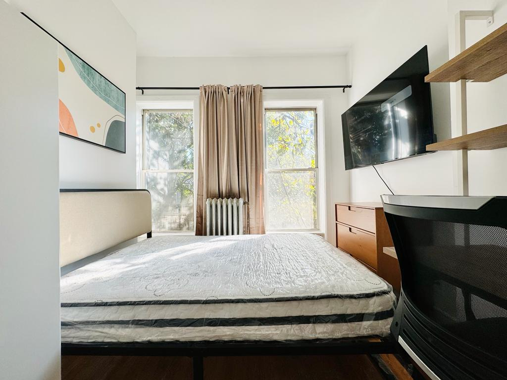 Bright bedroom with high ceiling in Bedstuy, 599 - Photo 5