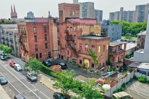 Bright bedroom with high ceiling in Bedstuy, 599 - Photo 6