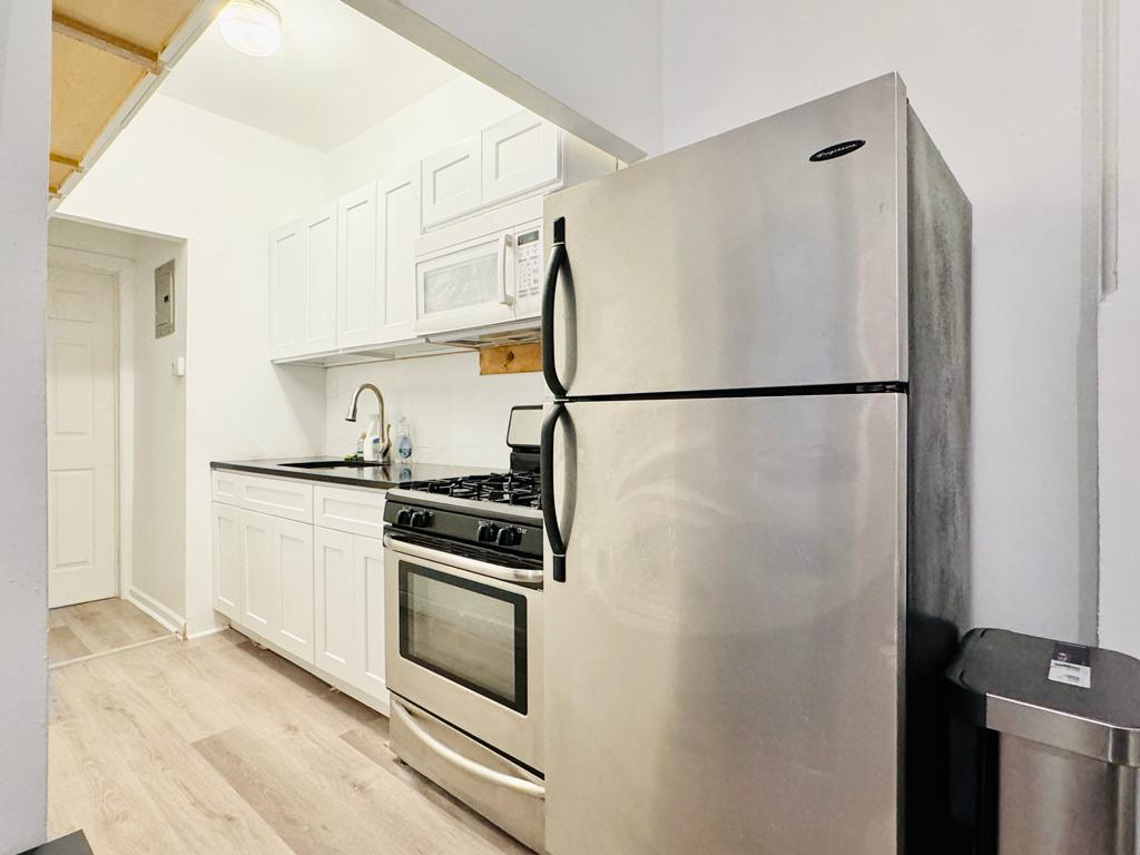 Bright bedroom with high ceiling in Bedstuy, 599 - Photo 8