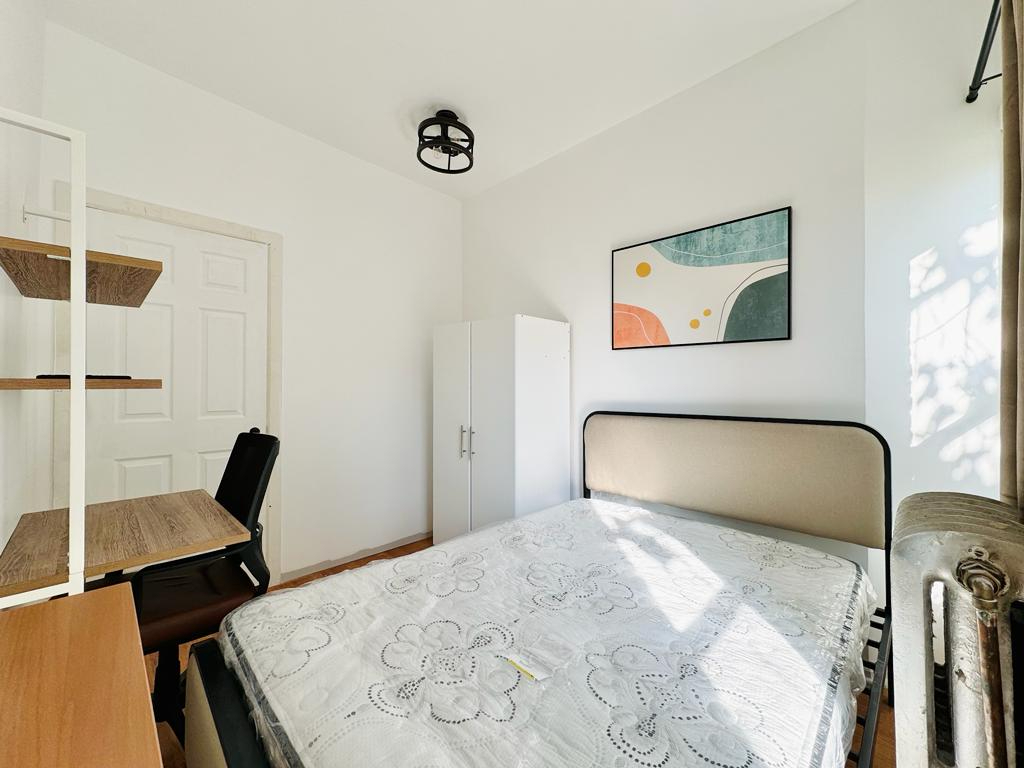 Bright bedroom with high ceiling in Bedstuy, 599 - Photo 9
