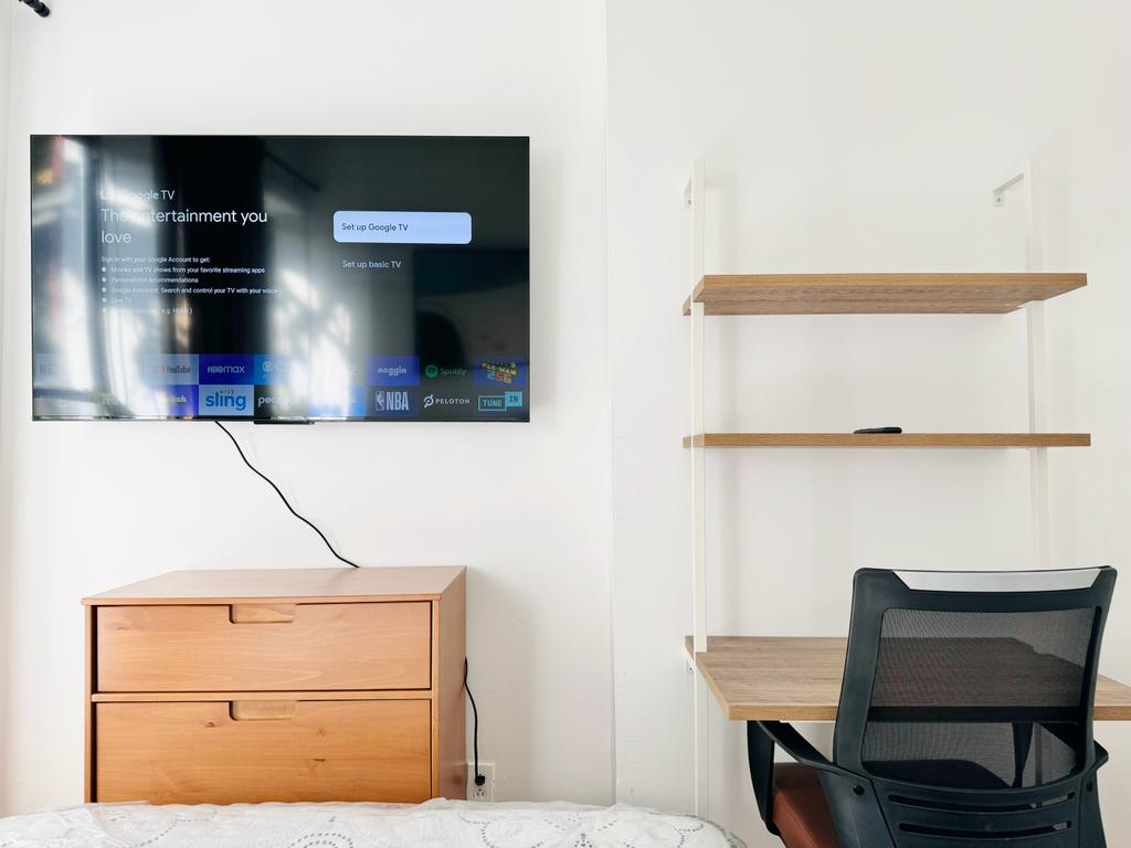 Bright bedroom with high ceiling in Bedstuy, 599 - Photo 10