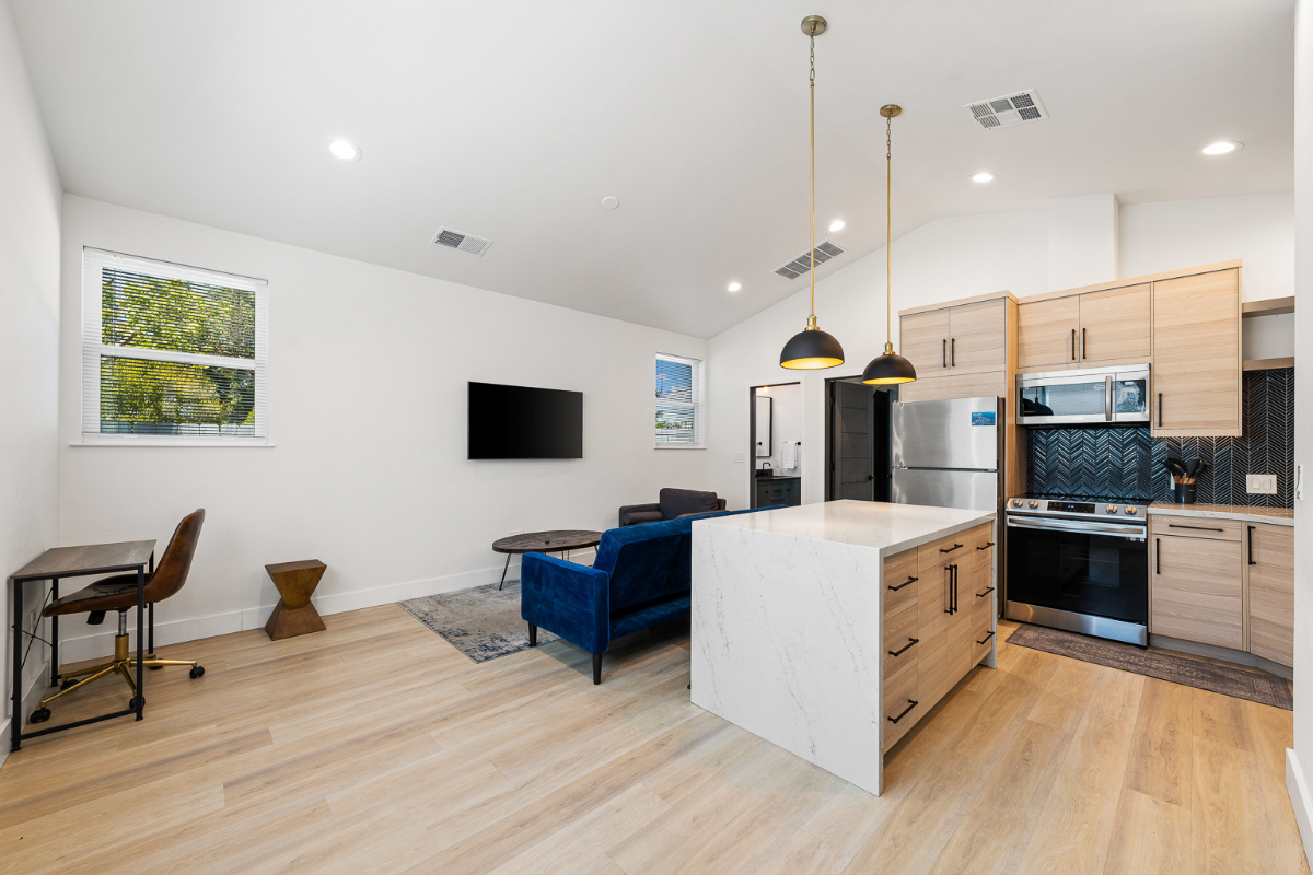 Comfortable Retreat With Private Entry and Garden Space Near Oak Park - Photo 5