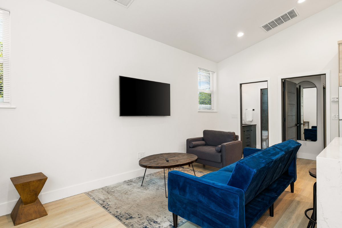 Comfortable Retreat With Private Entry and Garden Space Near Oak Park - Photo 3