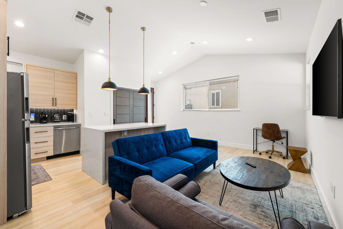 Comfortable Retreat With Private Entry and Garden Space Near Oak Park - Photo 4