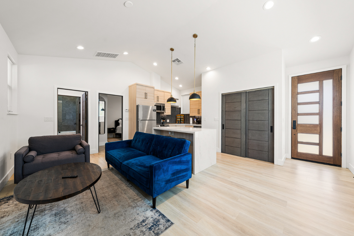 Comfortable Retreat With Private Entry and Garden Space Near Oak Park - Photo 1