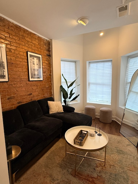 Sun Filled Apartment in Shaw with Private Patio - Photo 3