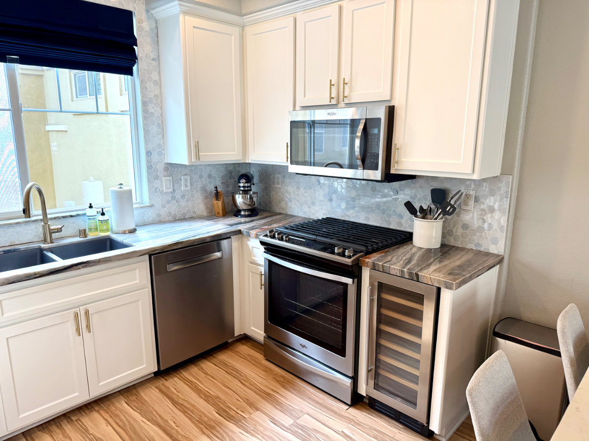 Coastal, WalkableTownhome in Sunny San Diego - Photo 3