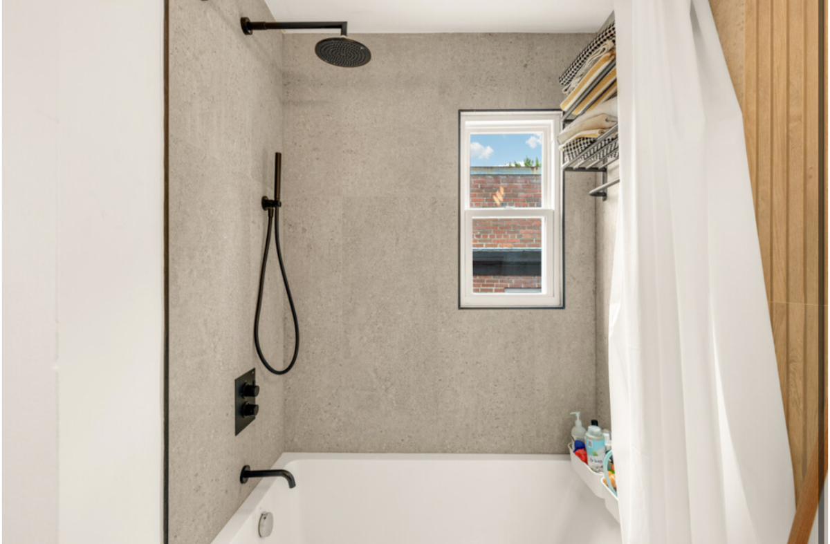 Light filled room with private bathroom in beautiful spacious house (2 available) - Photo 12