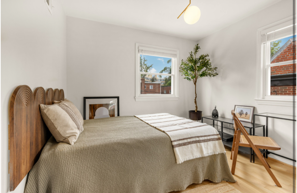 Light filled room with private bathroom in beautiful spacious house (2 available) - Photo 10