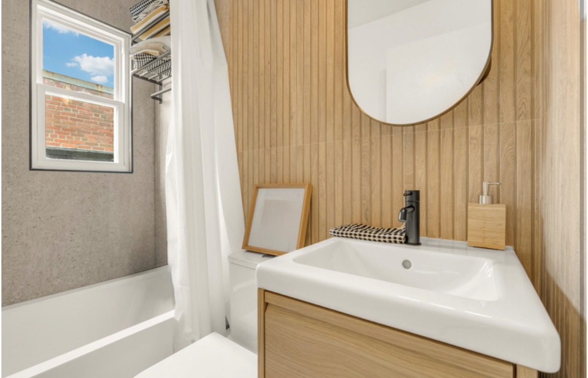 Light filled room with private bathroom in beautiful spacious house (2 available) - Photo 11