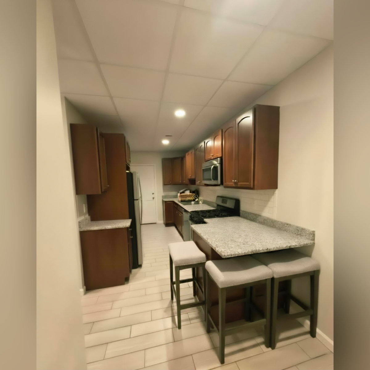 Recently Renovated 2 bedrooms , 1 bathroom apartment- 1st Floor Apt - Photo 6