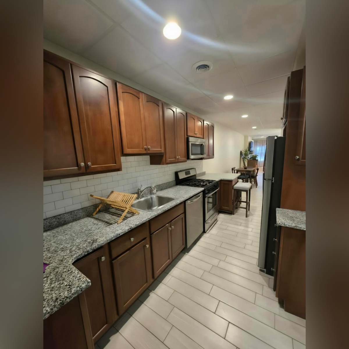 Recently Renovated 2 bedrooms , 1 bathroom apartment- 1st Floor Apt - Photo 8
