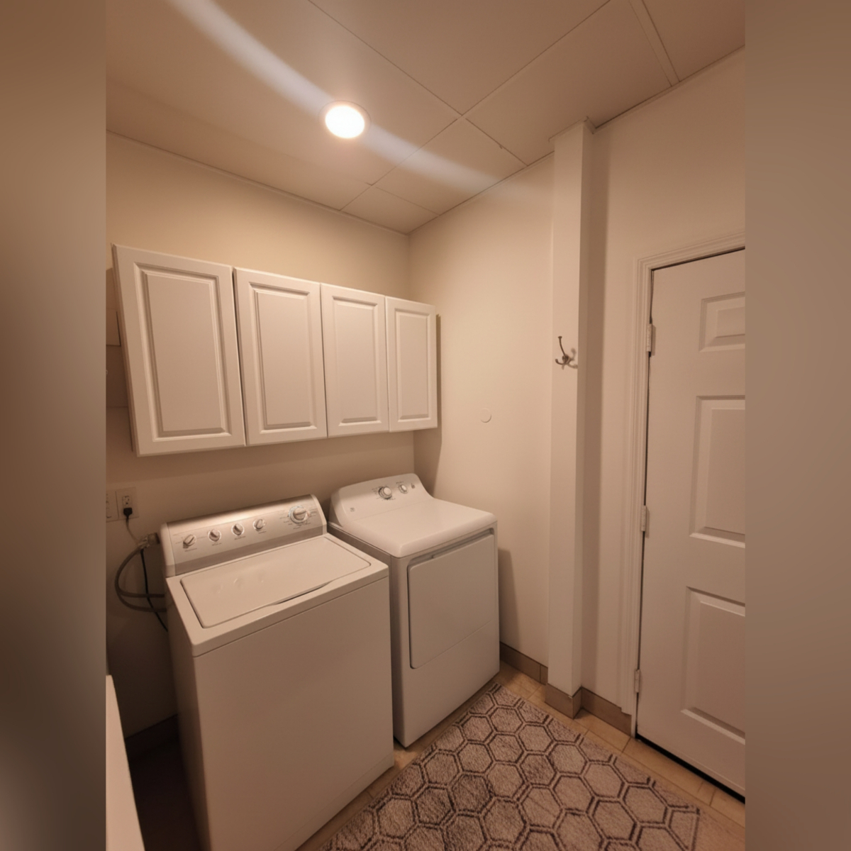 Recently Renovated 2 bedrooms , 1 bathroom apartment- 1st Floor Apt - Photo 9