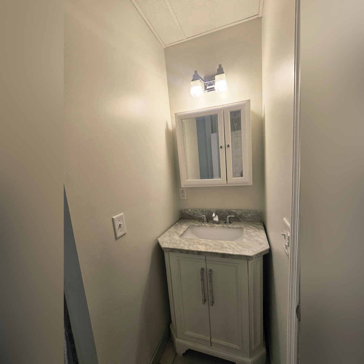 Recently Renovated 2 bedrooms , 1 bathroom apartment- 1st Floor Apt - Photo 10
