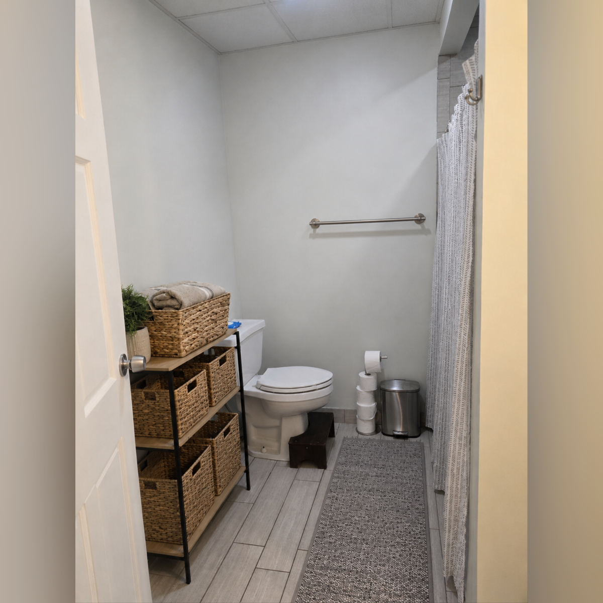 Recently Renovated 2 bedrooms , 1 bathroom apartment- 1st Floor Apt - Photo 12