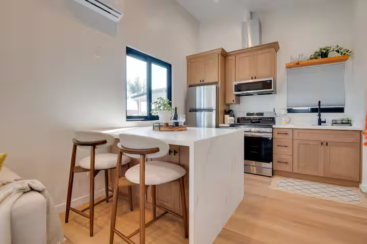 Bright Modern New Fully Furnished 3 Bedroom Home with Parking and Outdoor Space - Photo 5