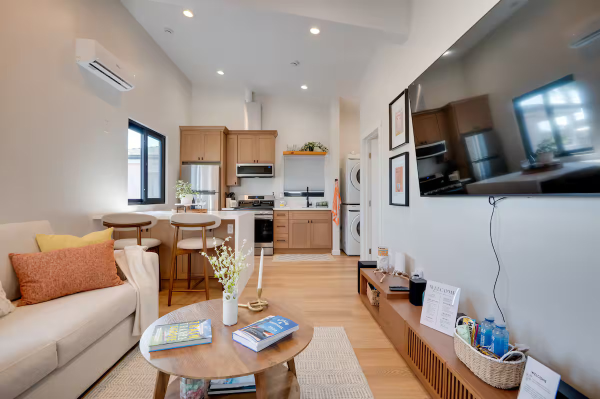 Bright Modern New Fully Furnished 3 Bedroom Home with Parking and Outdoor Space - Photo 3