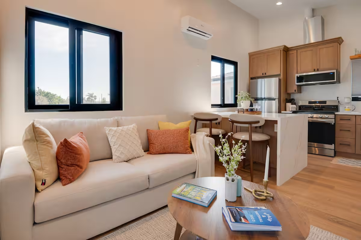 Bright Modern New Fully Furnished 3 Bedroom Home with Parking and Outdoor Space - Photo 4