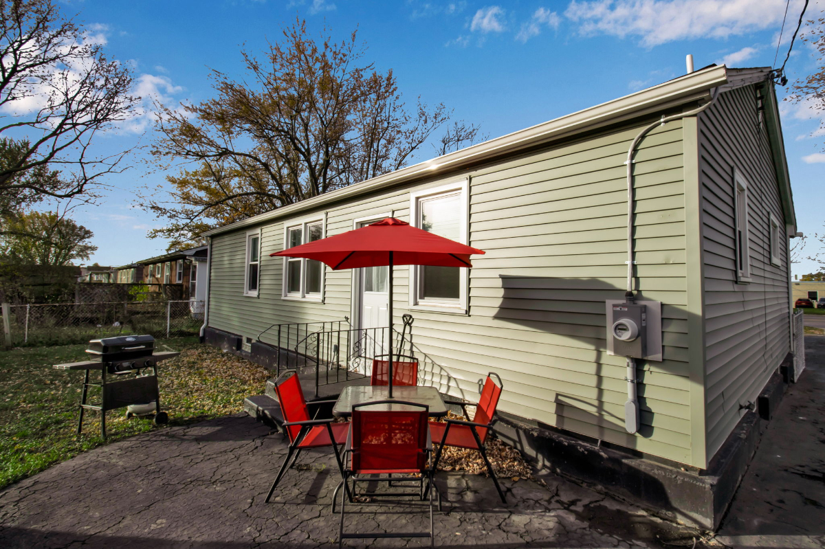 Charming 3 Bedroom Home - Photo 2