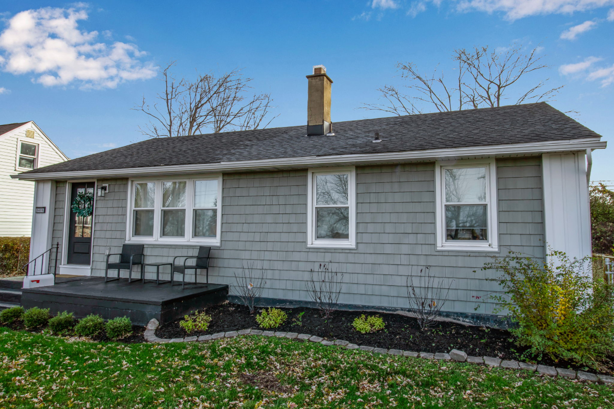 Charming 3 Bedroom Home - Photo 3