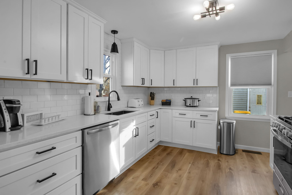 Charming 3 Bedroom Home - Photo 4