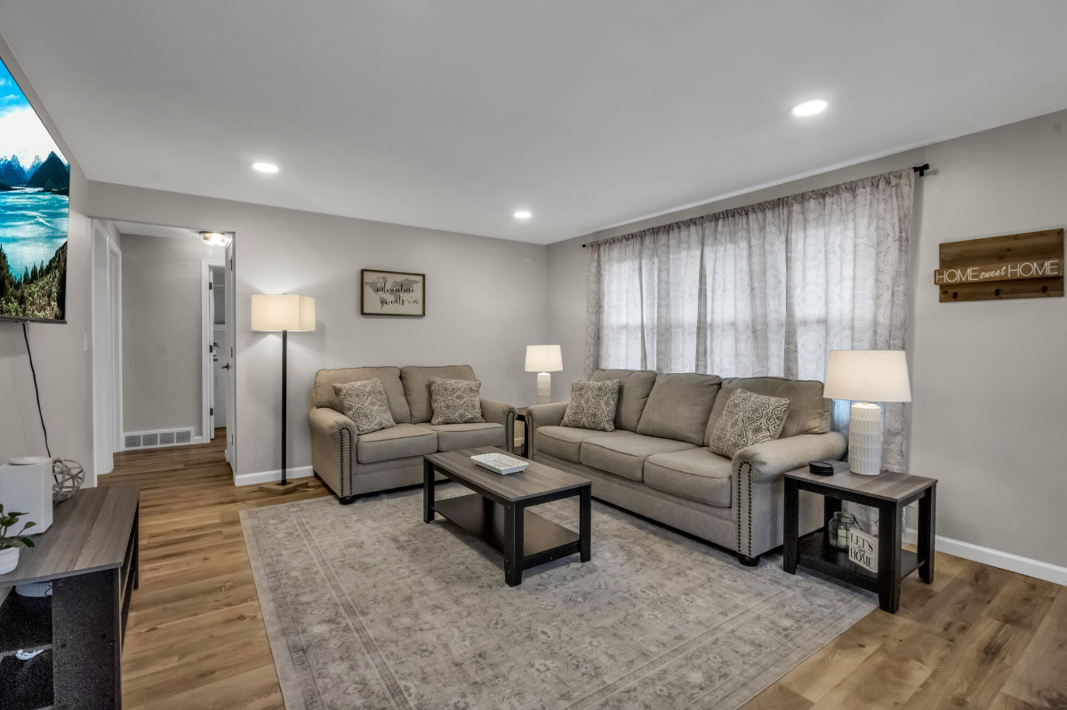 Charming 3 Bedroom Home - Photo 7