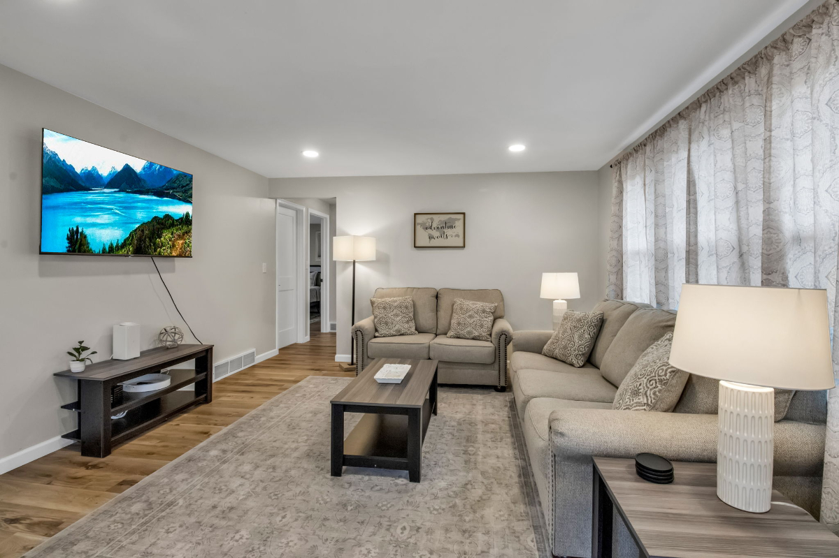 Charming 3 Bedroom Home - Photo 8