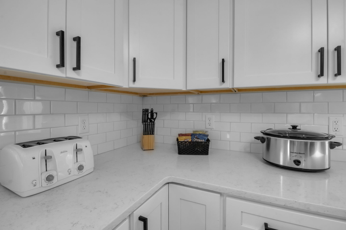 Charming 3 Bedroom Home - Photo 9