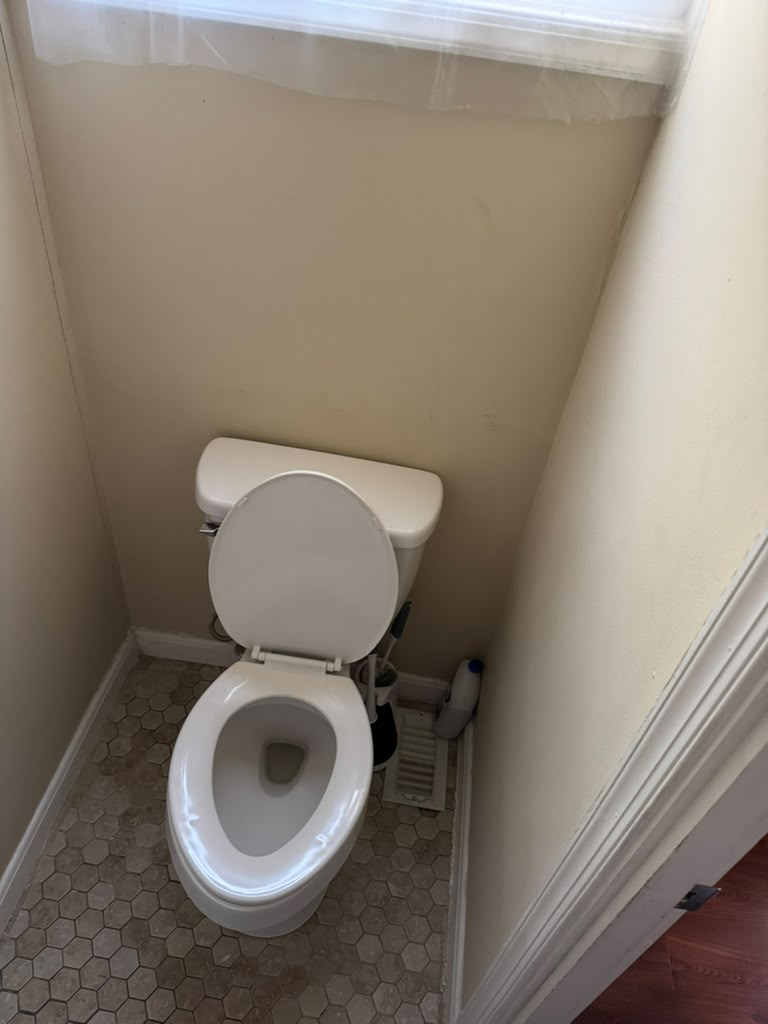 Spacious 4-Bedroom Row Home with Private Parking in Southeast DC - Photo 2