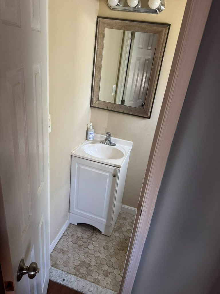 Spacious 4-Bedroom Row Home with Private Parking in Southeast DC - Photo 3