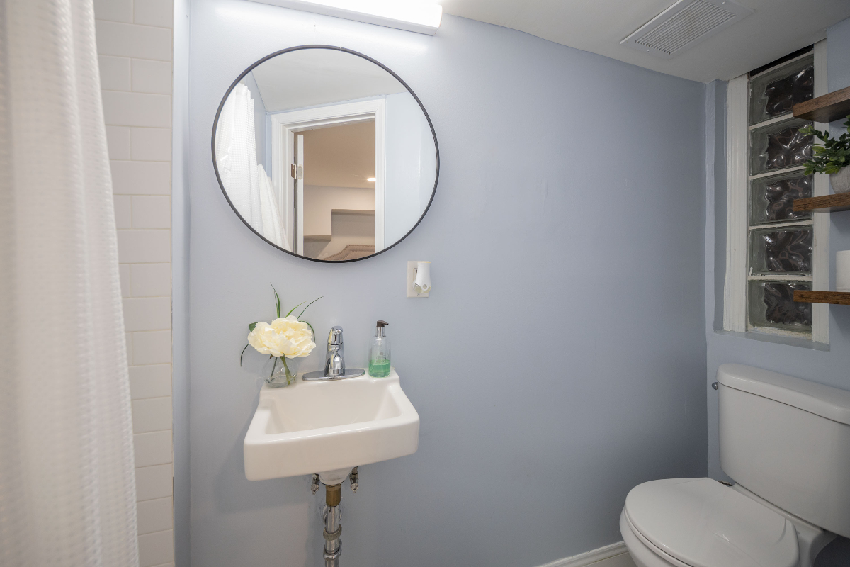 Spacious 4-Bedroom Row Home with Private Parking in Southeast DC - Photo 7