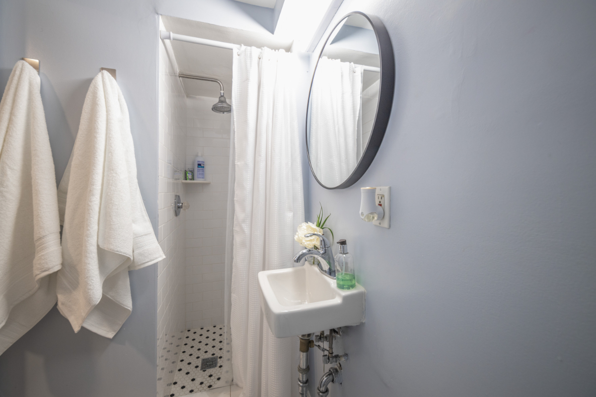 Spacious 4-Bedroom Row Home with Private Parking in Southeast DC - Photo 11