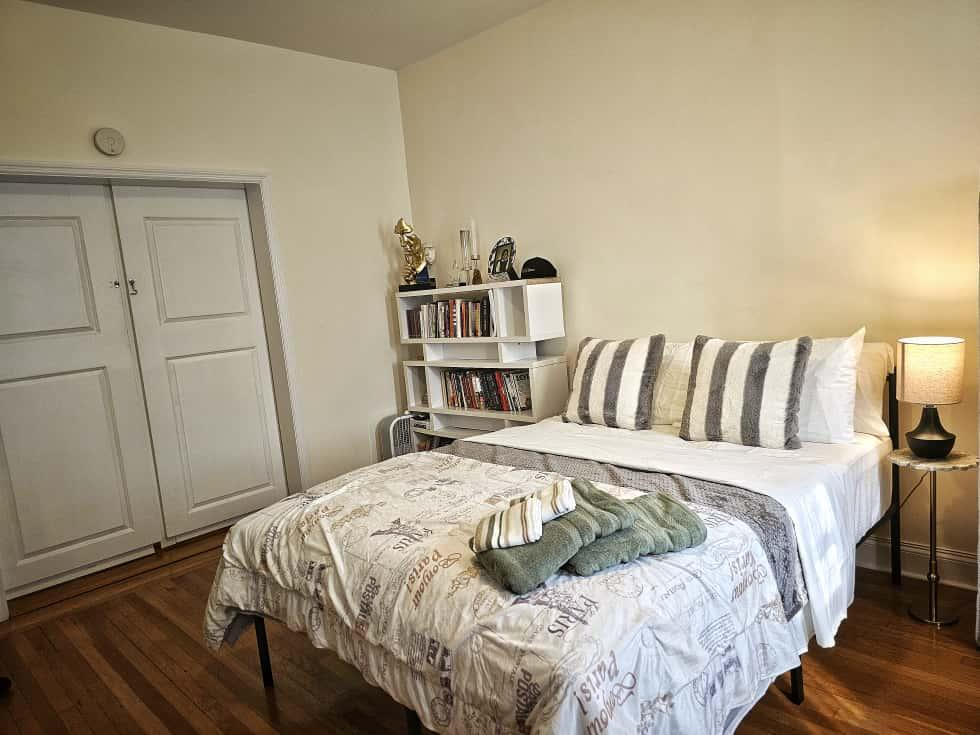 Modern NYC Apartment Private Room Great Value Stay - Photo 8