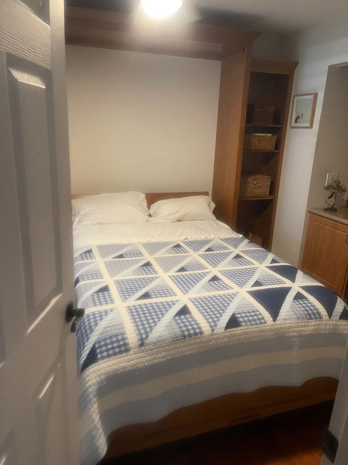 Room with queen bed and bathroom - Photo 2