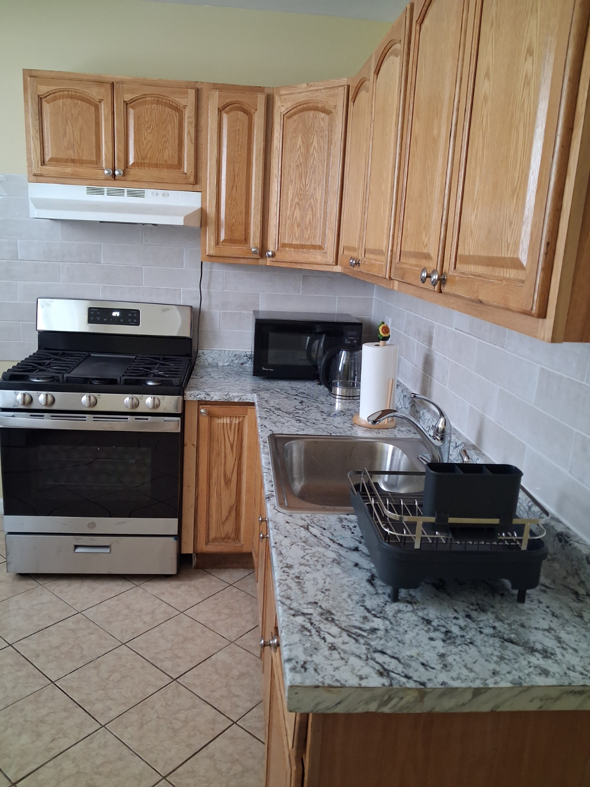 Cozy & Spacious 3-Bedroom Home - Fully Furnished with Patio, Parking & Wi-Fi - Photo 2