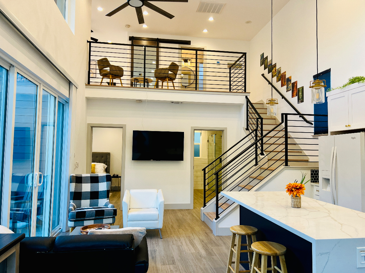 The Loft - 2bd/2ba - driveway parking with private yard - Photo 2