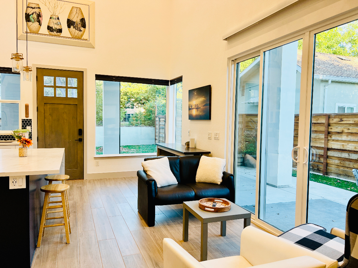 The Loft - 2bd/2ba - driveway parking with private yard - Photo 5