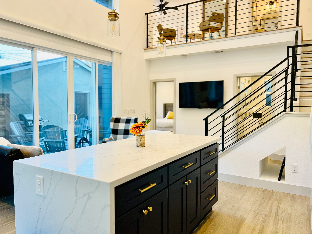 The Loft - 2bd/2ba - driveway parking with private yard - Photo 3