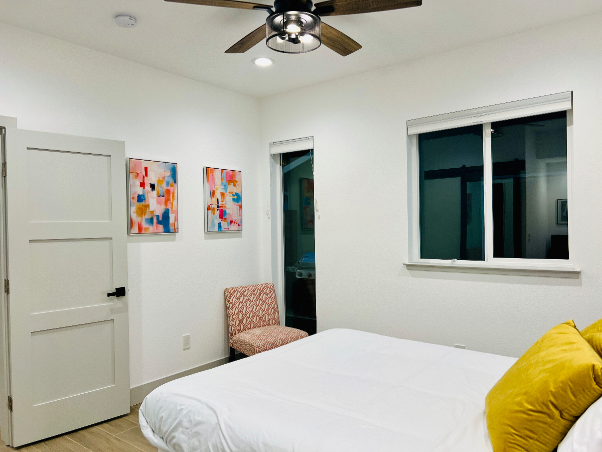 The Loft - 2bd/2ba - driveway parking with private yard - Photo 6