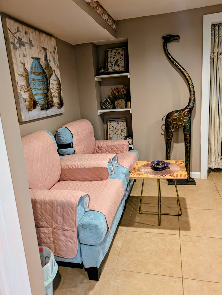 Private retreat with a Queen bed- Self Check in - Photo 3
