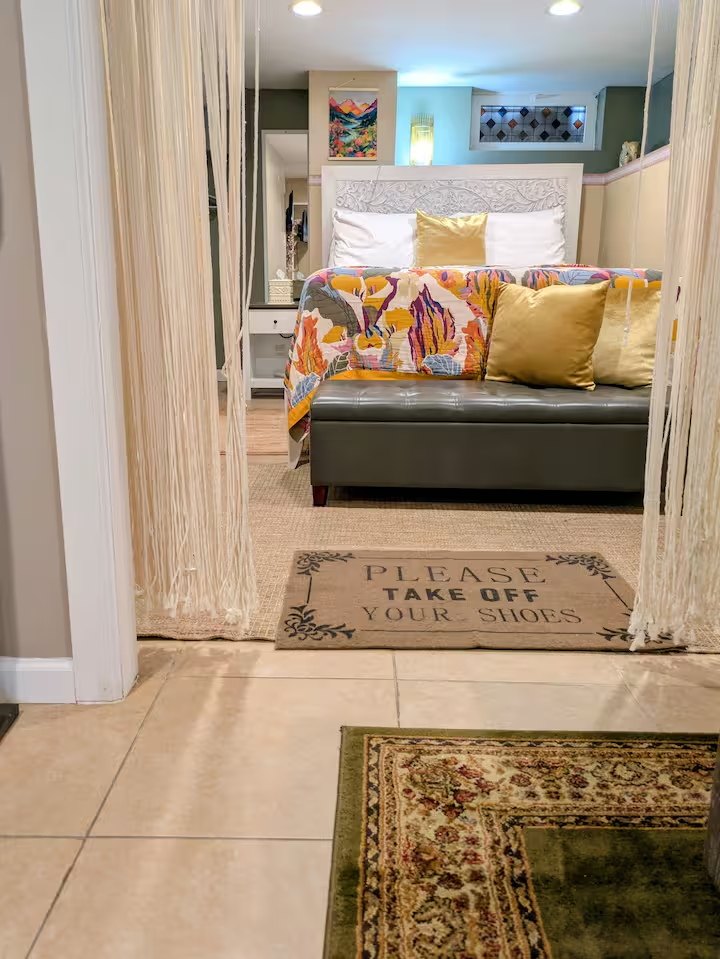 Private retreat with a Queen bed- Self Check in - Photo 8