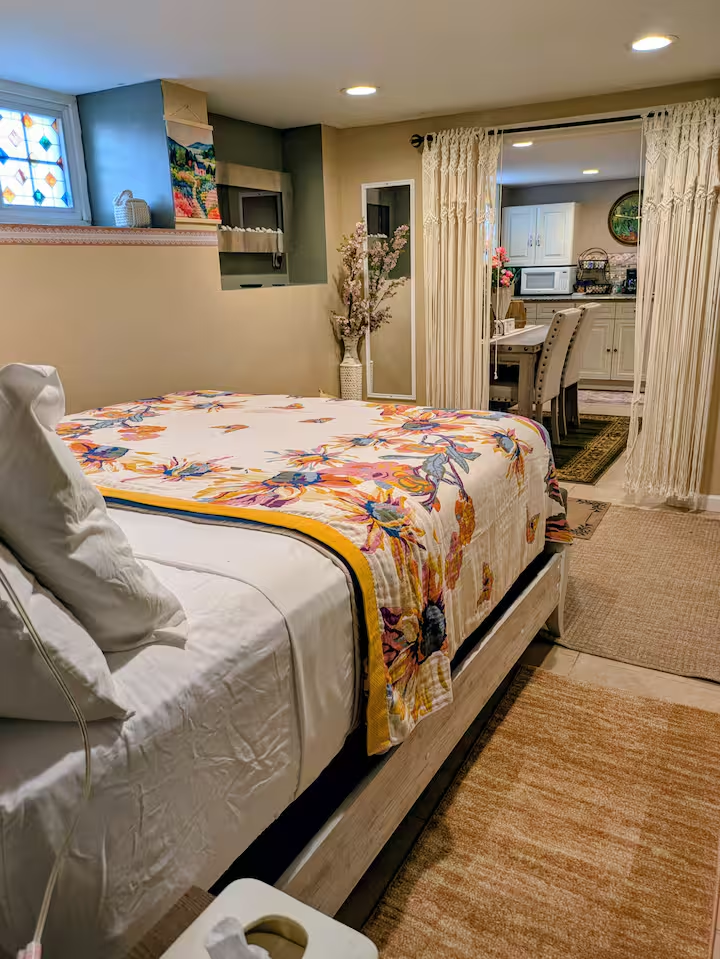 Private retreat with a Queen bed- Self Check in - Photo 7