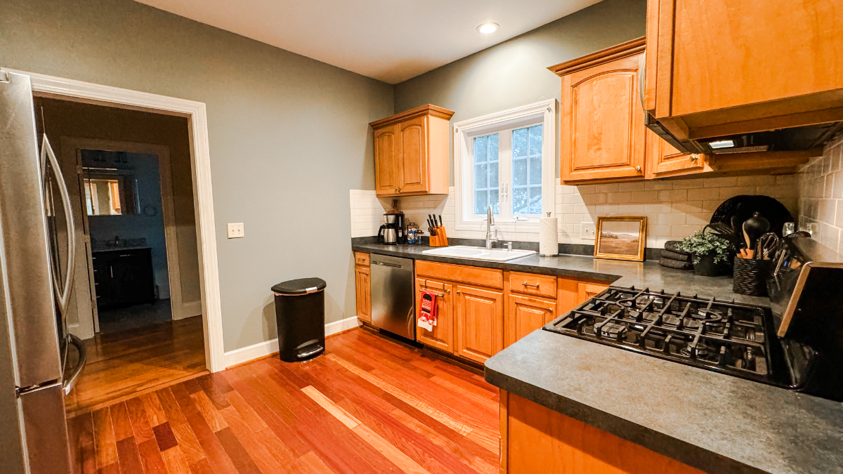Fully Furnished 6BR / 3BA Home - Ideal for Traveling Professionals & Extended-Stays - Photo 3