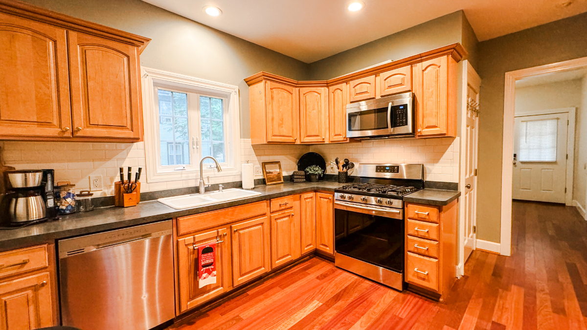 Fully Furnished 6BR / 3BA Home - Ideal for Traveling Professionals & Extended-Stays - Photo 4