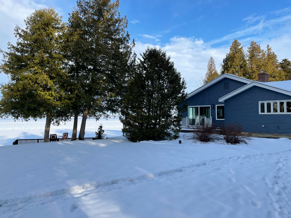 3 Bedroom Lakefront Home - Photo 3