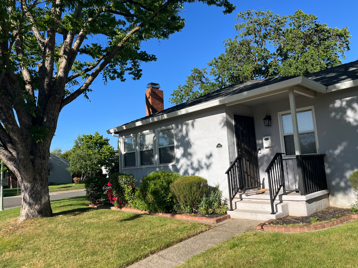 Inviting Single-Story Home with Large Fenced Backyard, Utilities Included, Near Tahoe Park & UC Davis Medical Center - Photo 4