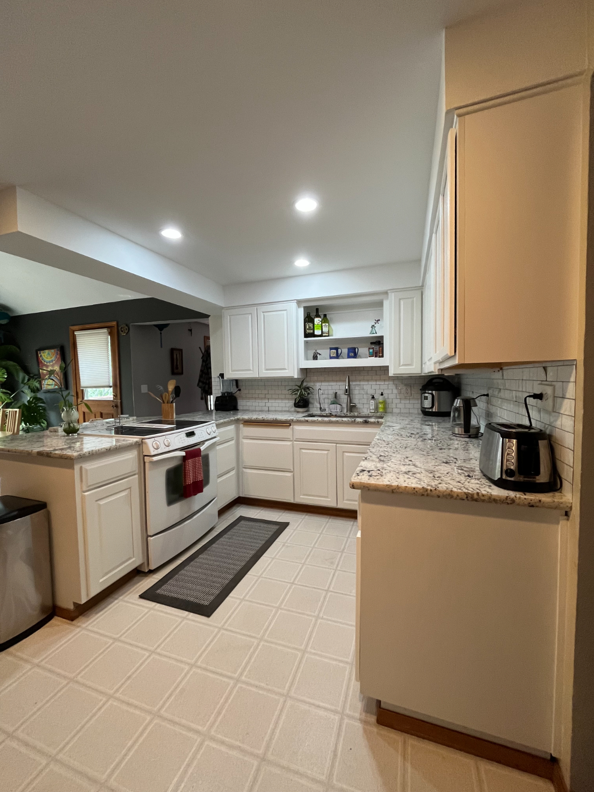 Quiet & Secluded Midtown Furnished Home in Bend - Photo 6