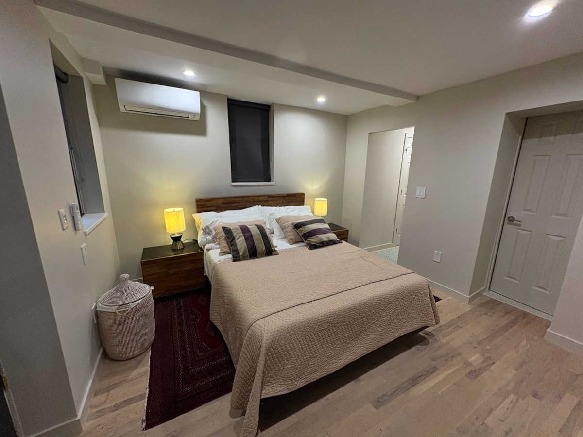 High End Furnished One Bedroom With Private Entrance Near Harlem Shopping, Transit, And Dining - Photo 5